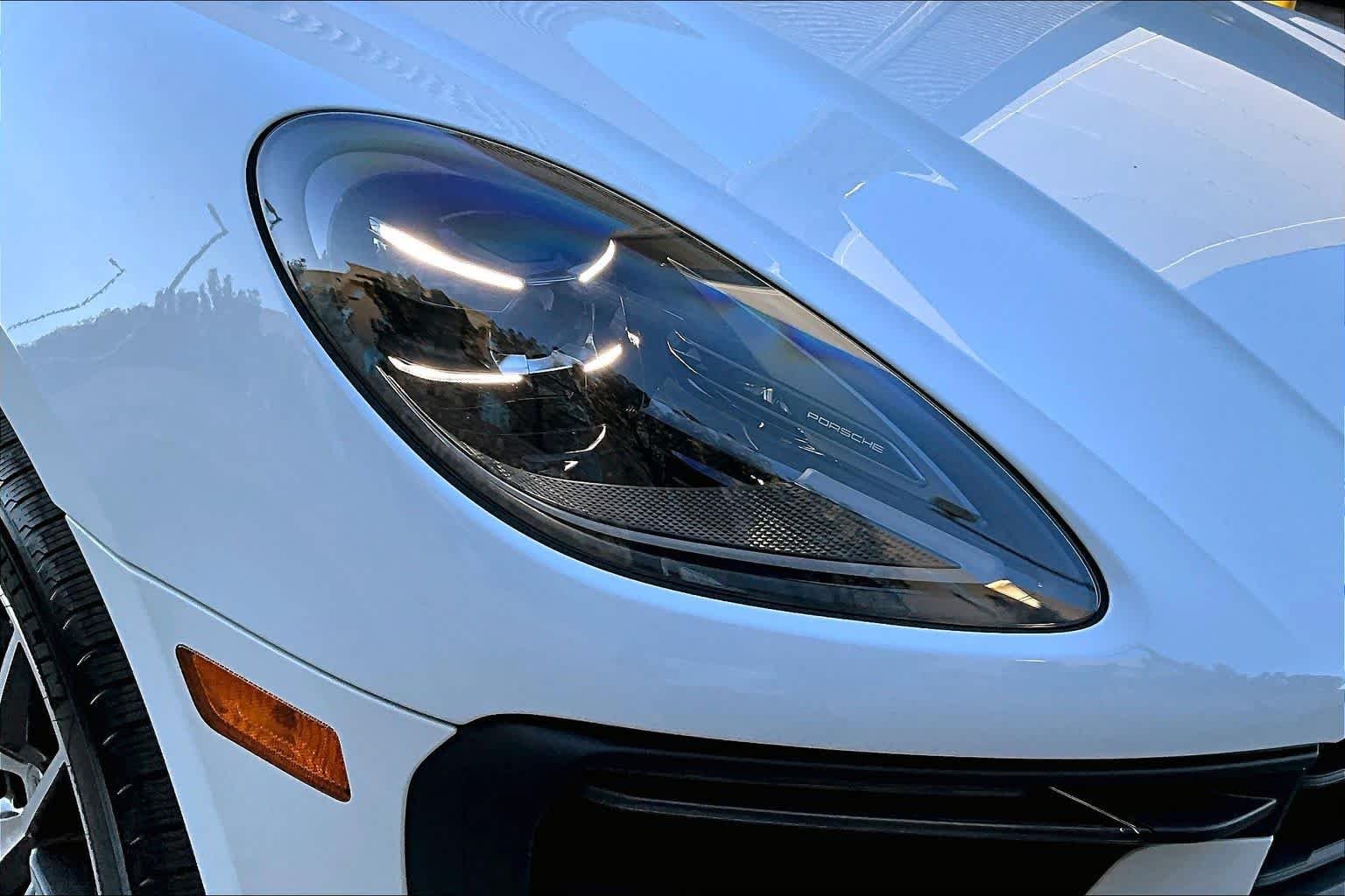 2026 Porsche Macan - Photo 12
