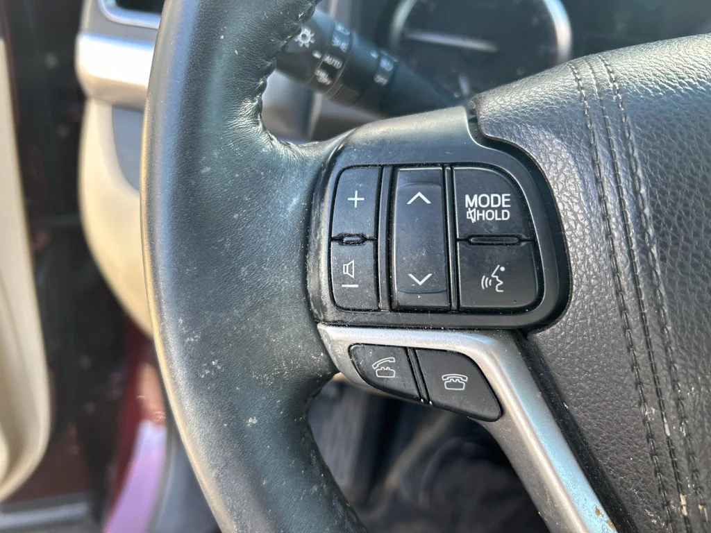 Used 2016  Toyota XLE V6 image 8