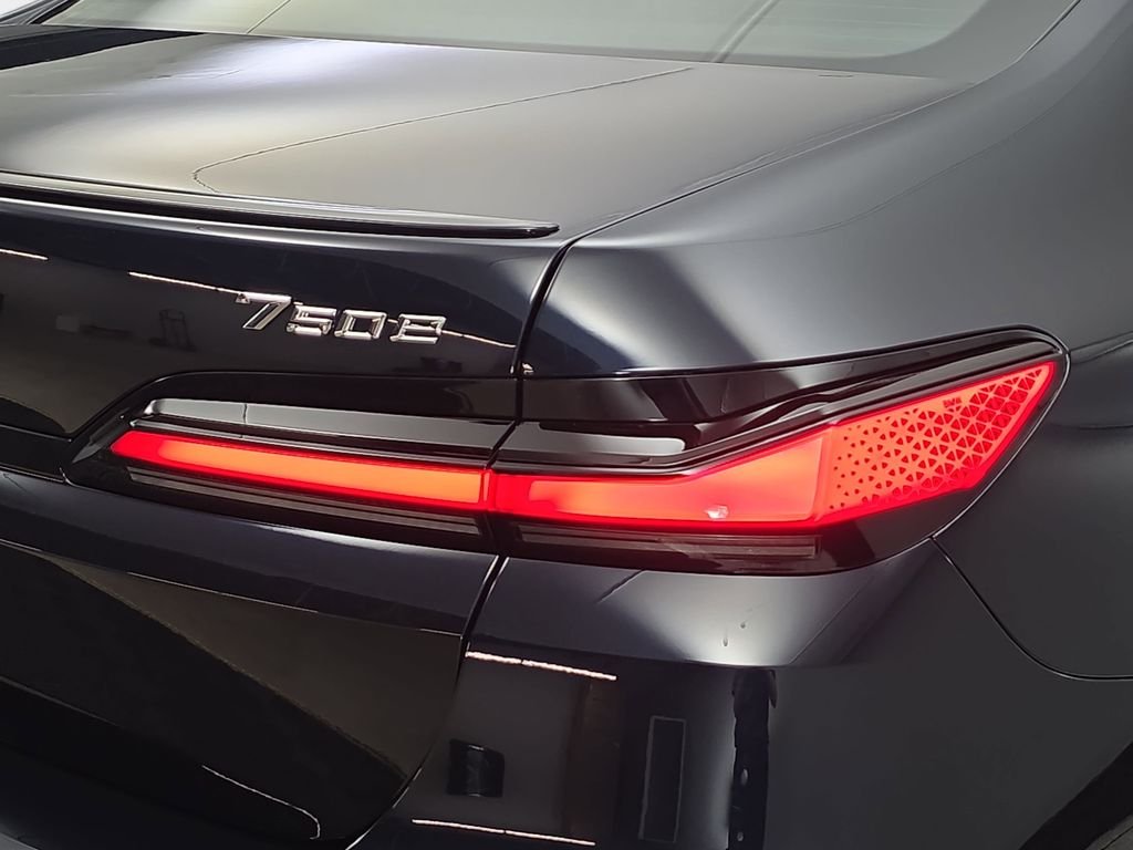 2026 BMW 7 Series 750e - Photo 33