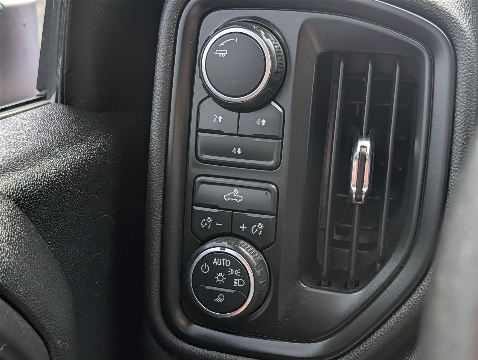 Used 2020 SUMMIT WHITE Chevrolet Custom image 22