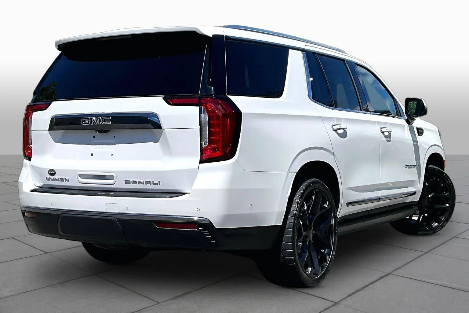 Used 2023 White Frost Tricoat GMC Denali Ultimate image 13