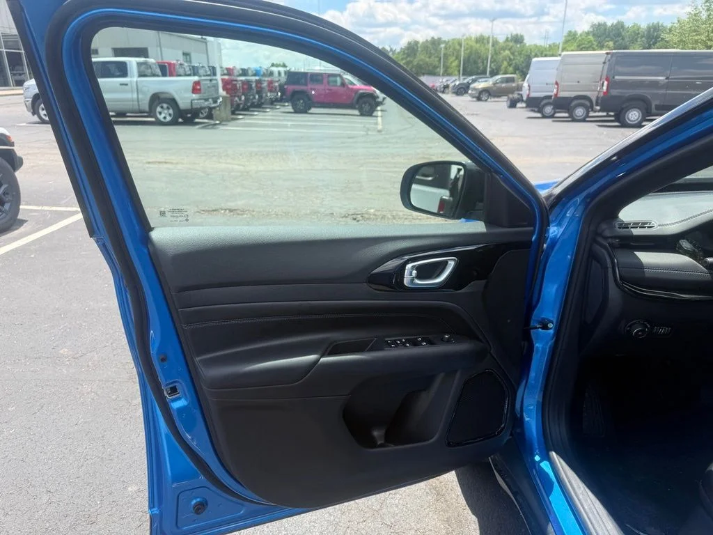 New 2026 Hydro Blue Pearl-Coat Exterior Paint Jeep Limited image 11
