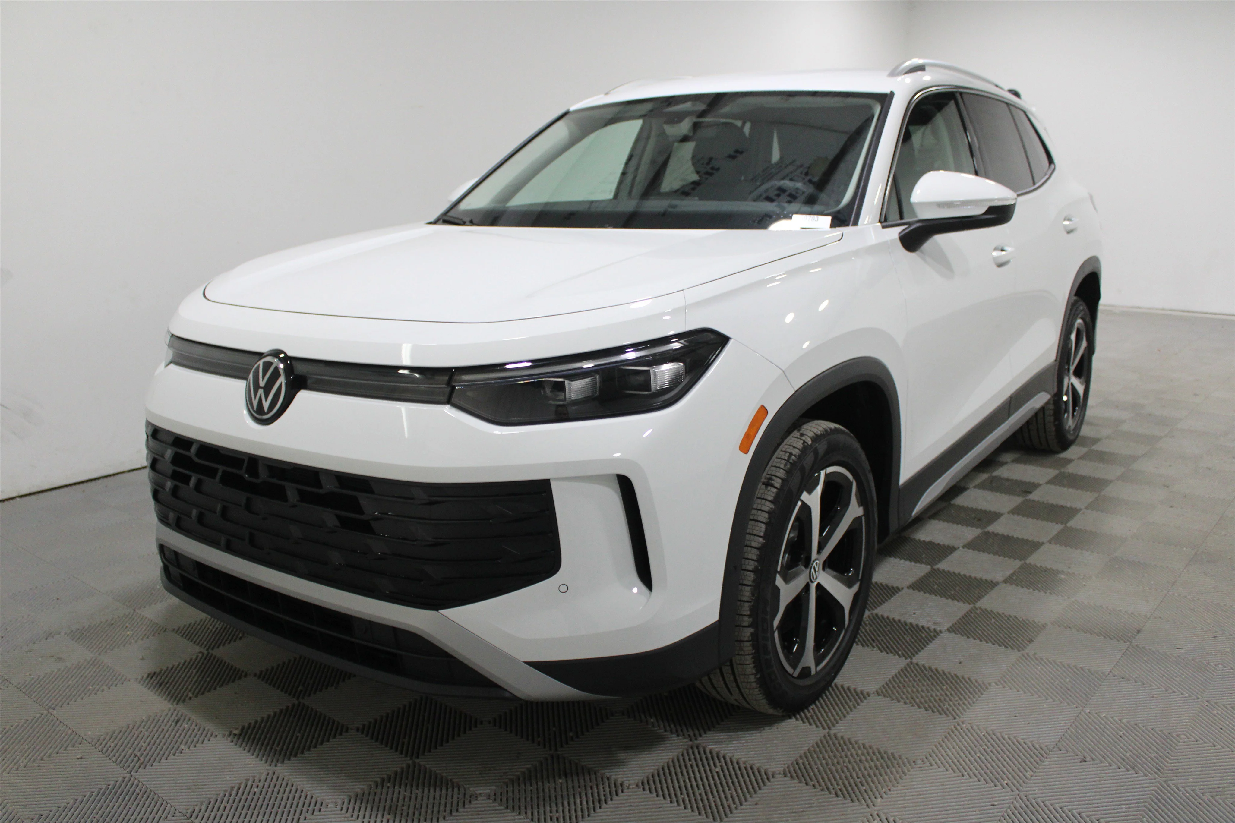New 2026 Pure White Volkswagen SE image 30