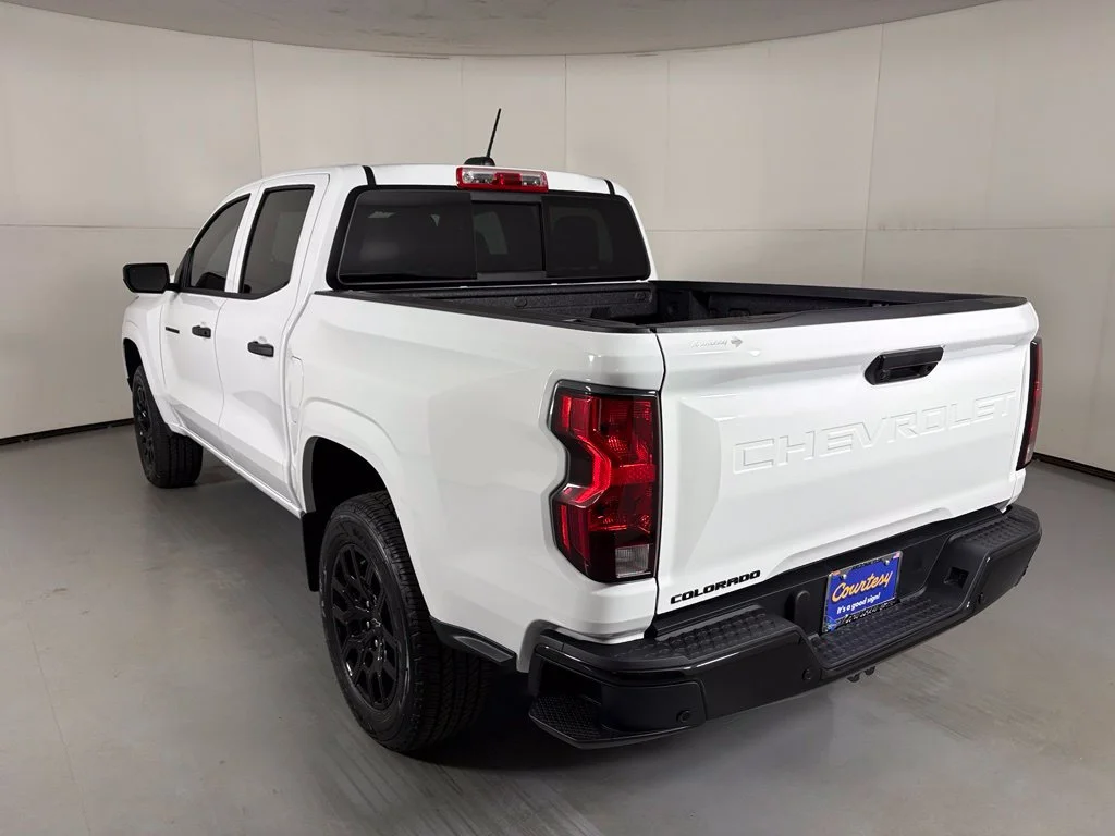 New 2026 Summit White Chevrolet WT image 7