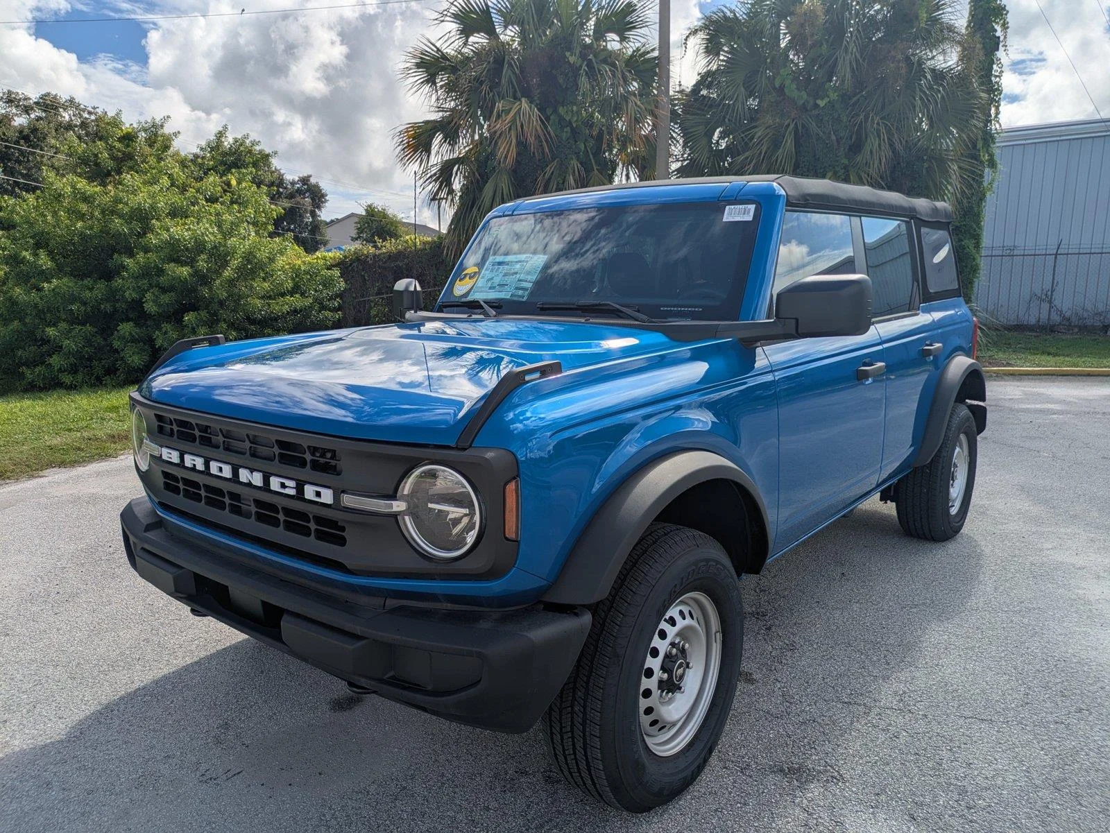 2025 Ford Bronco 4-Door Base - Photo 2