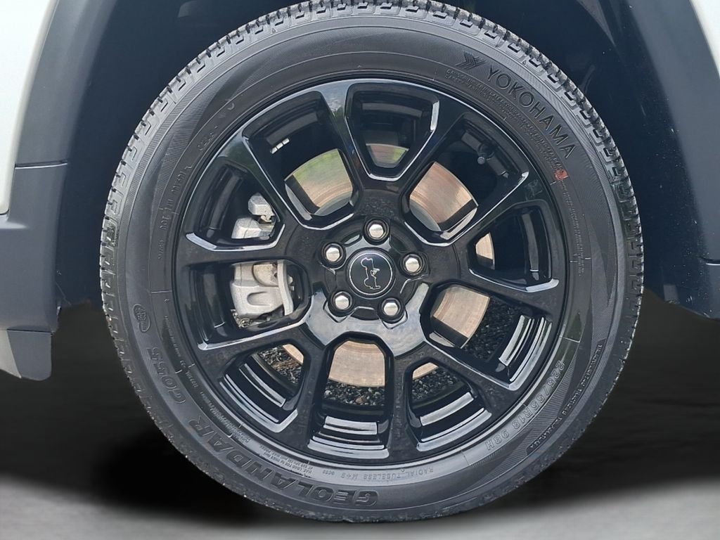 Used 2025 Silver Jeep Latitude image 10