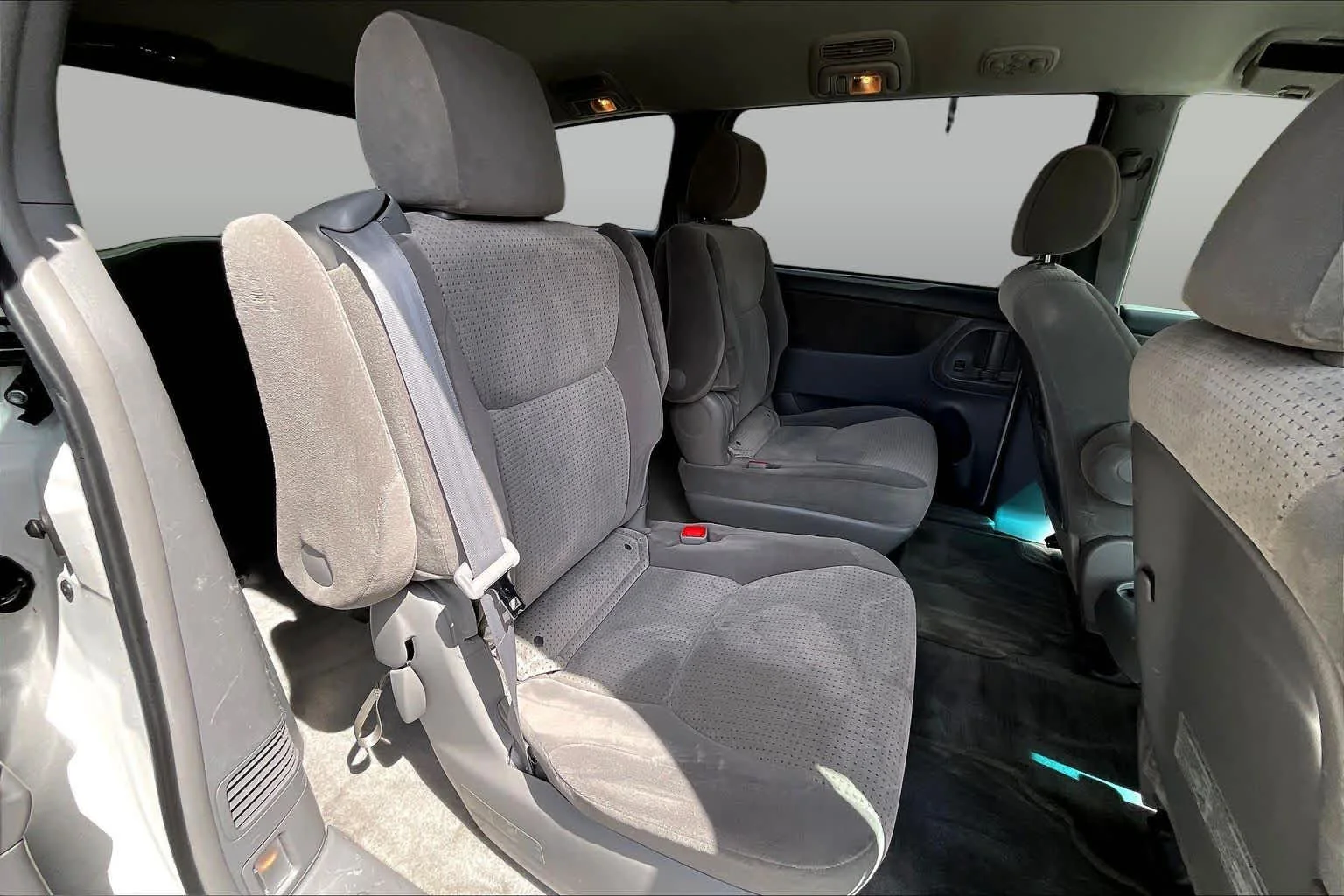 Used 2008 Natural White Toyota LE image 19