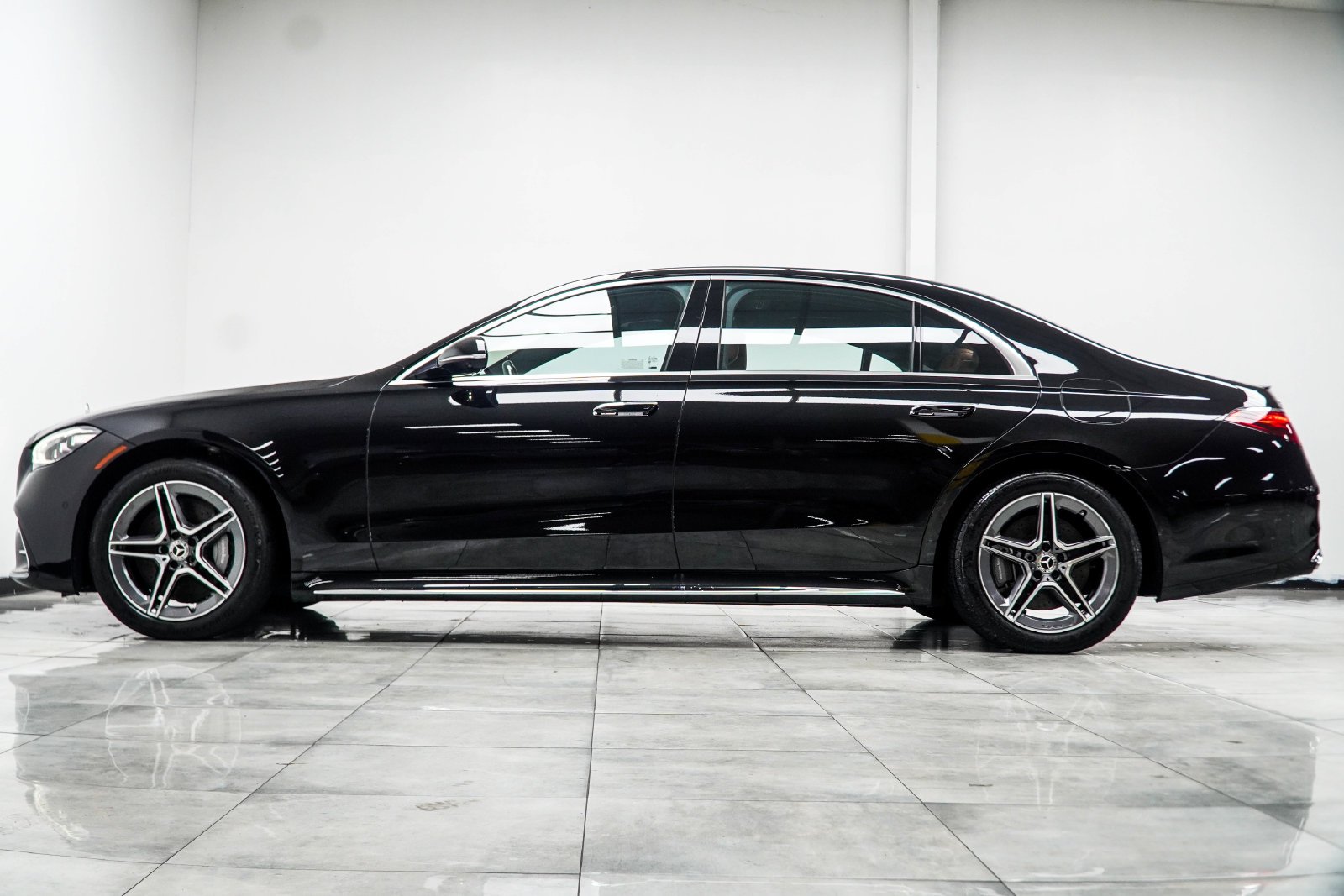 Used 2024 Black Mercedes-Benz S 580e image 11