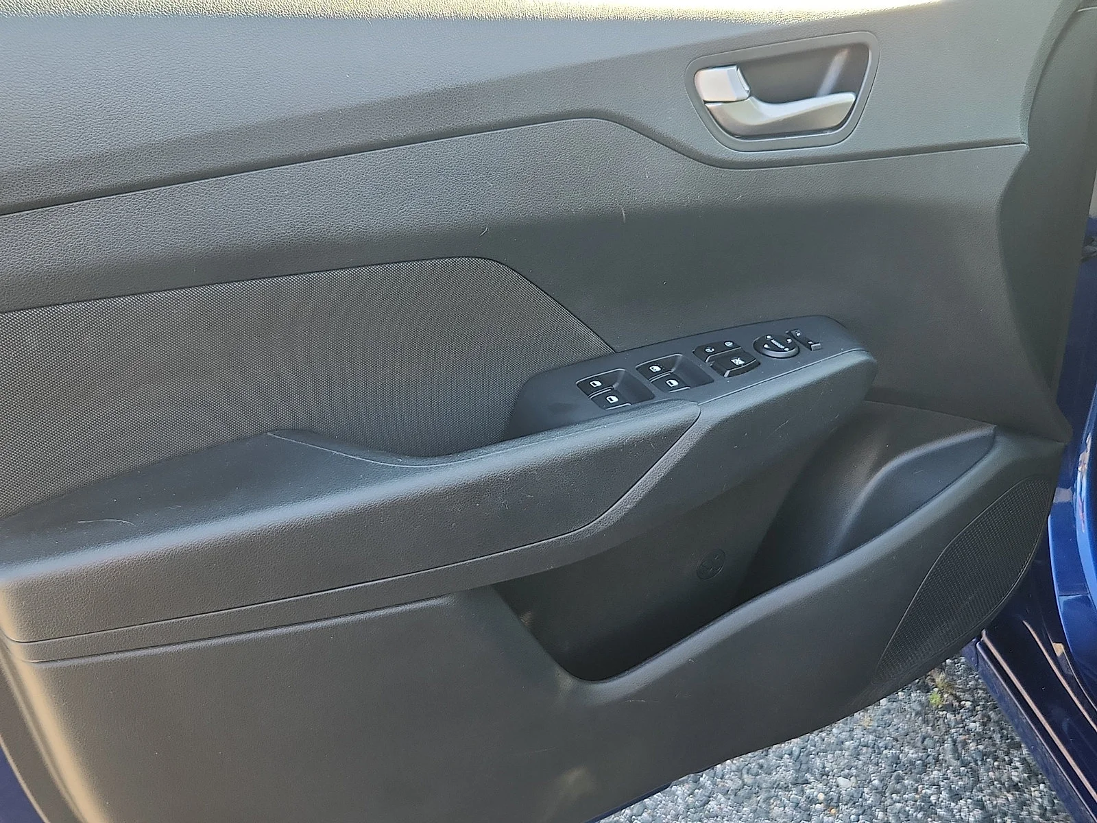 Used 2021 Blue Hyundai SE image 12
