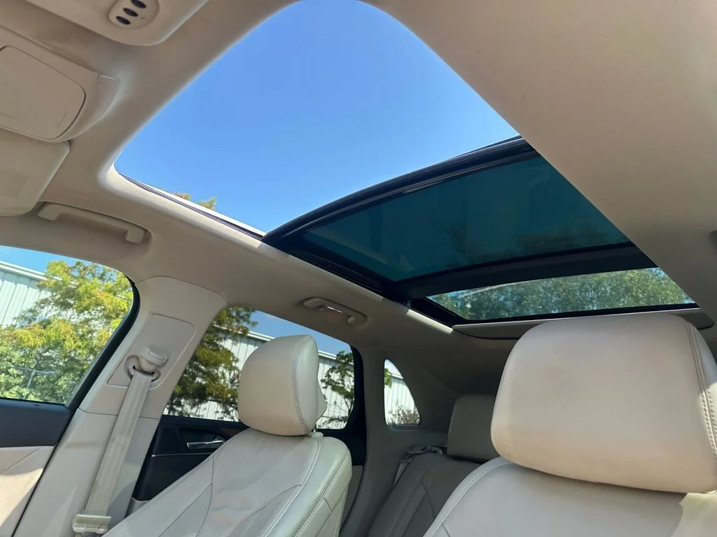Used 2017 White Lincoln Select image 23