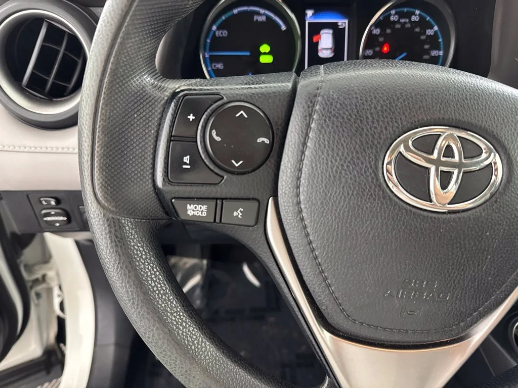 Used 2018 White Toyota LE image 37