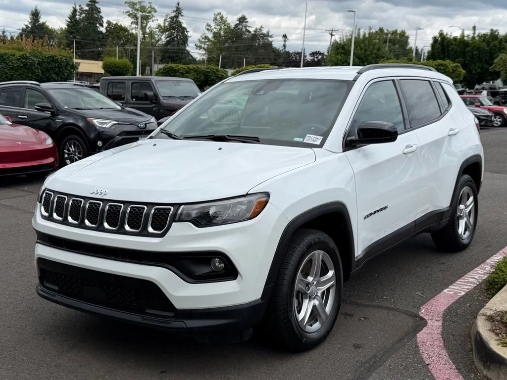Used 2024 White Jeep Latitude image 4