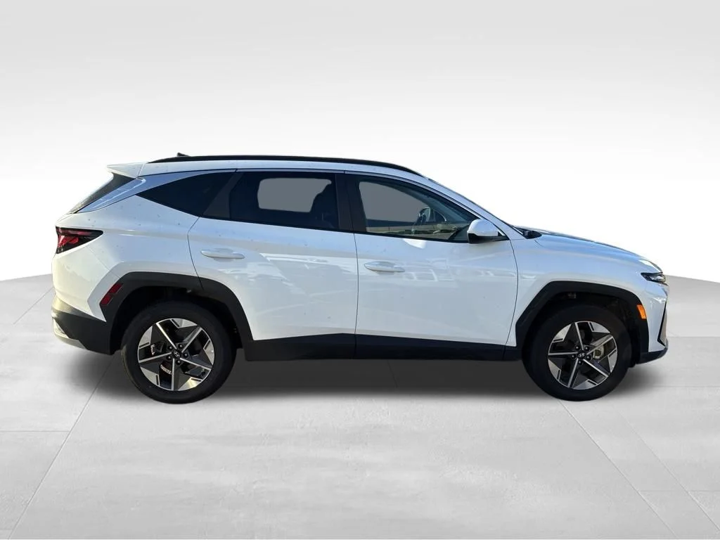 Used 2025 White Hyundai SEL image 7