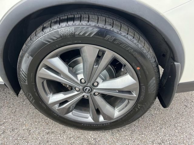 Used 2023  Nissan Platinum image 11