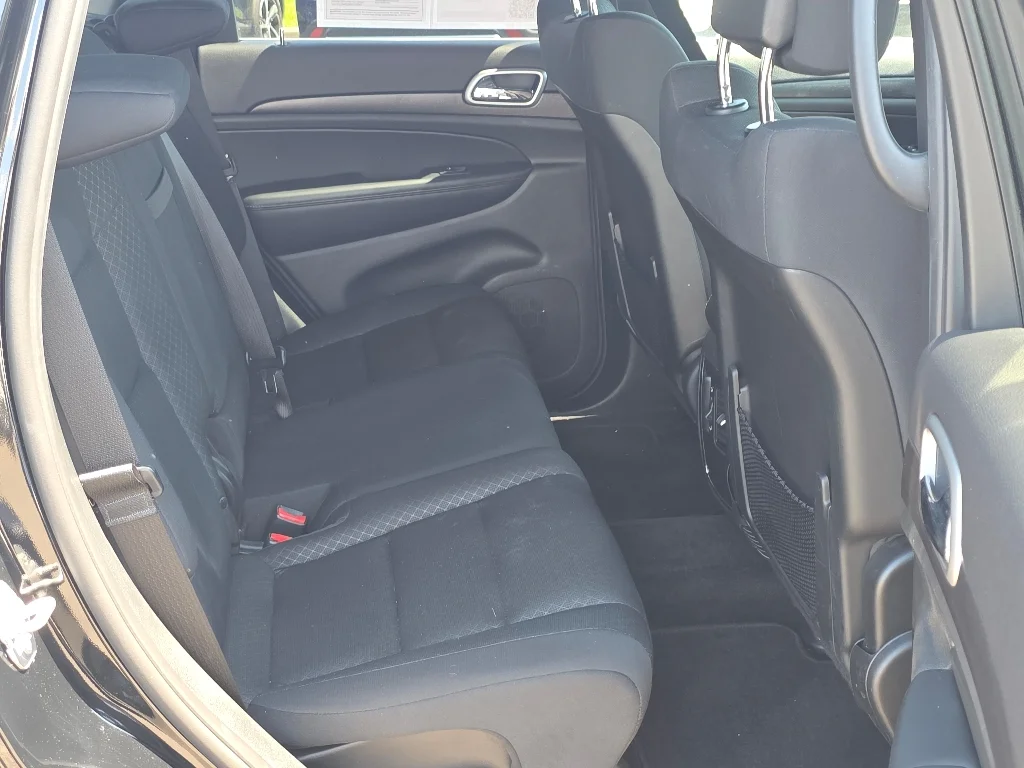 Used 2018 Diamond Black Crystal Pearlcoat Jeep Laredo E image 24