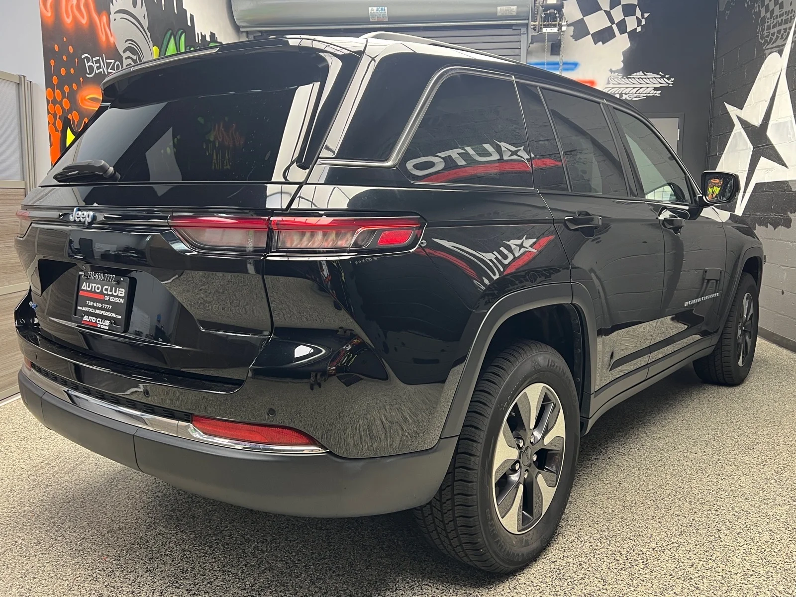 Used 2024 Diamond Black Crystal Pearl Coat (pxj) Jeep 4xe image 7