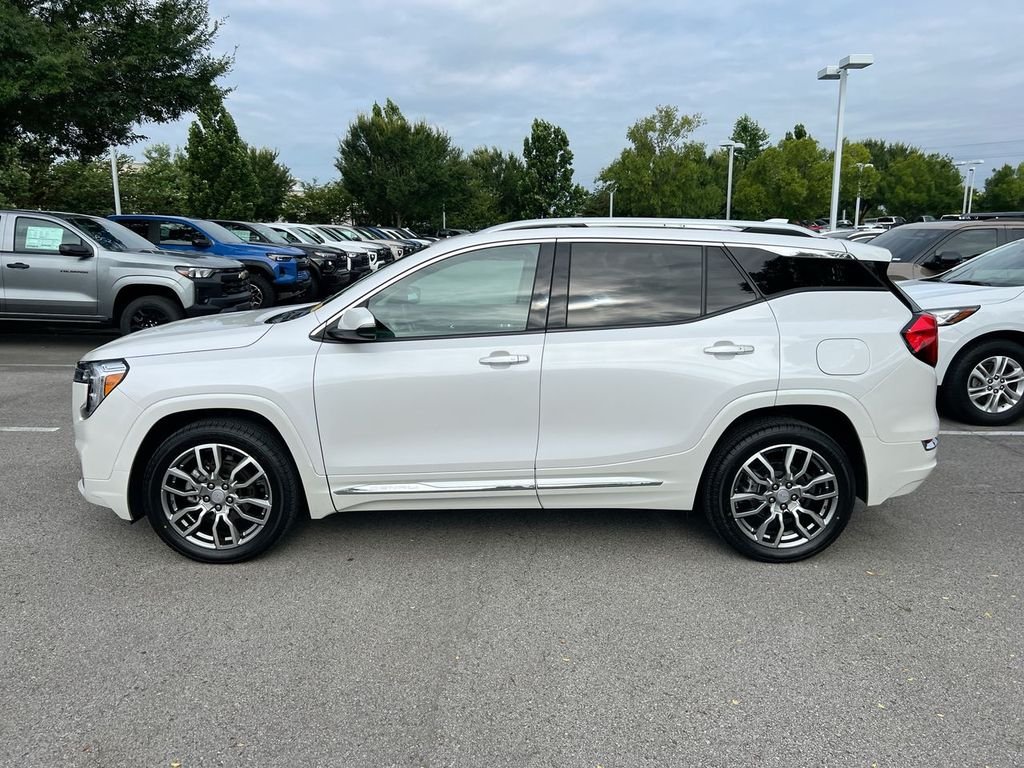 Used 2023 White Frost Tricoat GMC Denali image 3