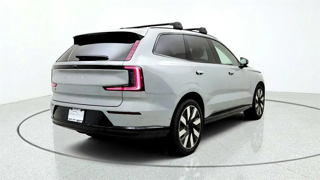 Used 2025 Vapour Grey Metallic Volvo Twin Motor Ultra 7-Seater image 5