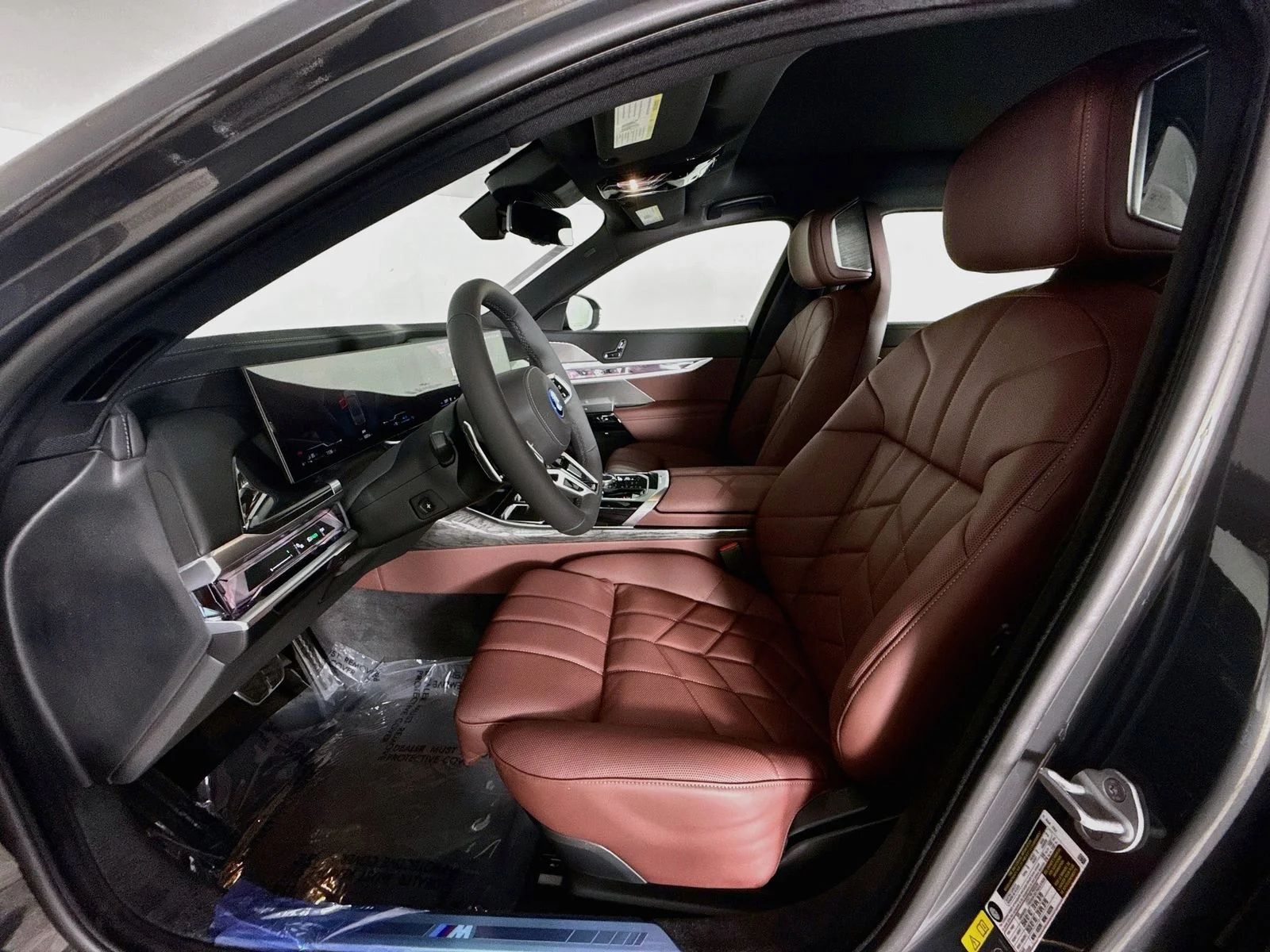 New 2026 Dravit Grey Metallic BMW 750e xDrive image 22