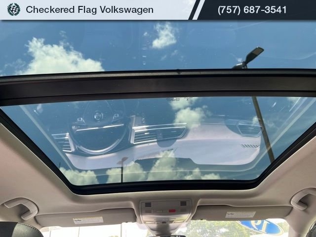 Used 2019 Pure White Volkswagen 2.0T SEL Premium 4Motion image 29