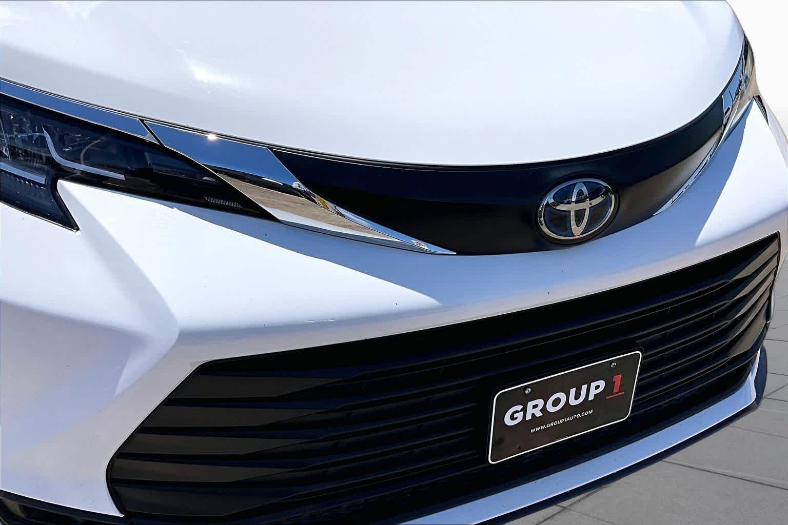 Used 2022 White Toyota LE image 29