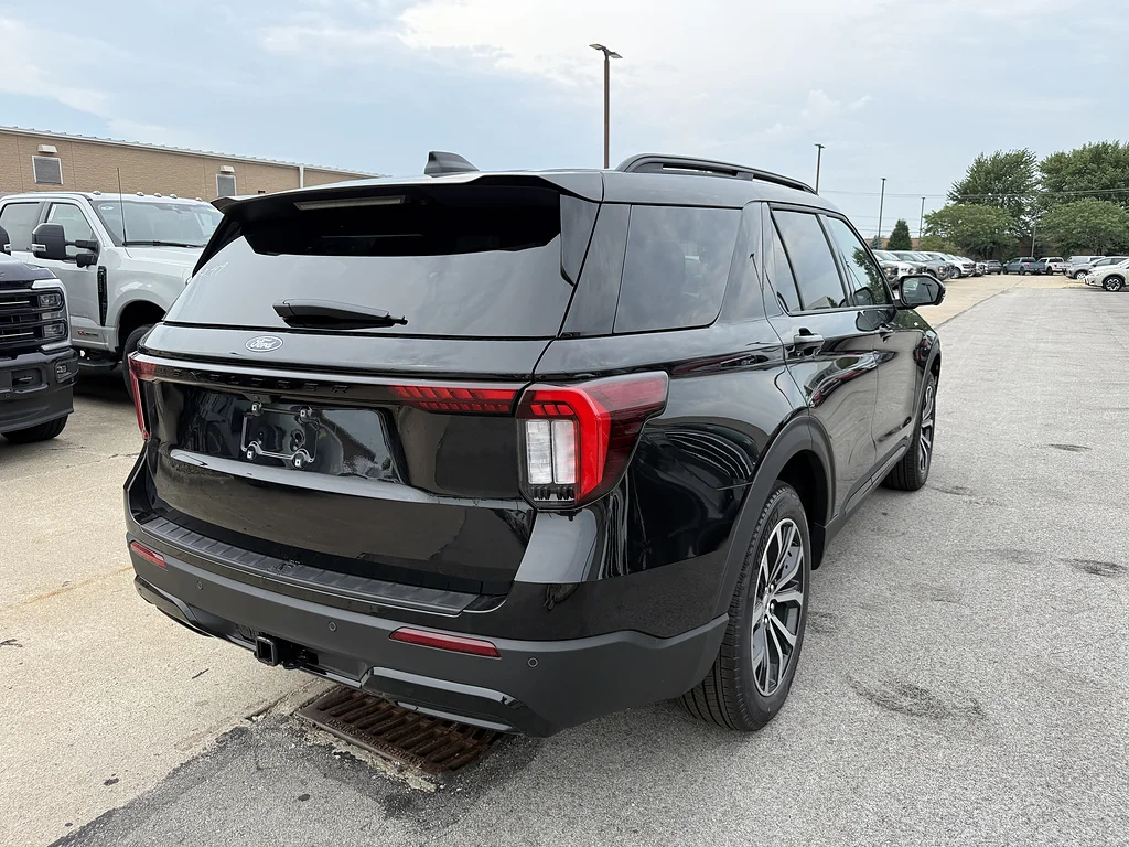 New 2027 Agate Black Metallic Ford ST-Line image 3
