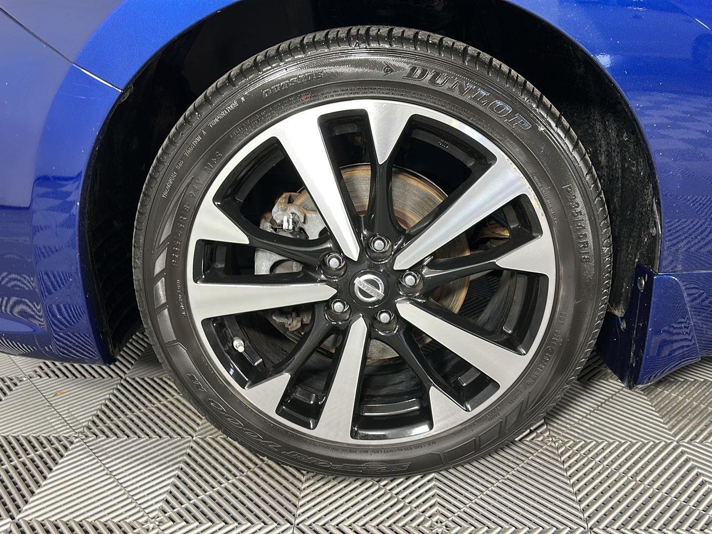 Used 2018 Deep Blue Pearl Nissan 2.5 SR image 9