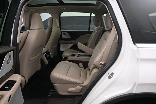 Used 2024 White Lincoln Reserve image 21