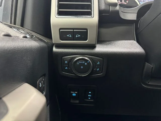 Used 2019 White Platinum Clearcoat Metallic Ford Lariat image 37
