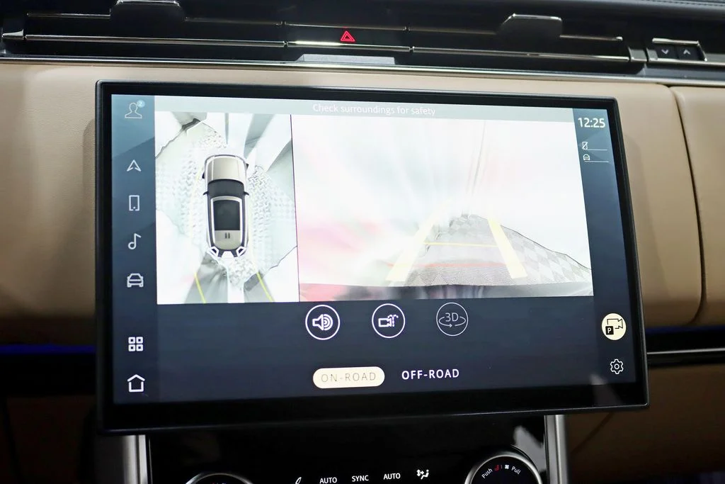Used 2023  Land Rover SE image 19