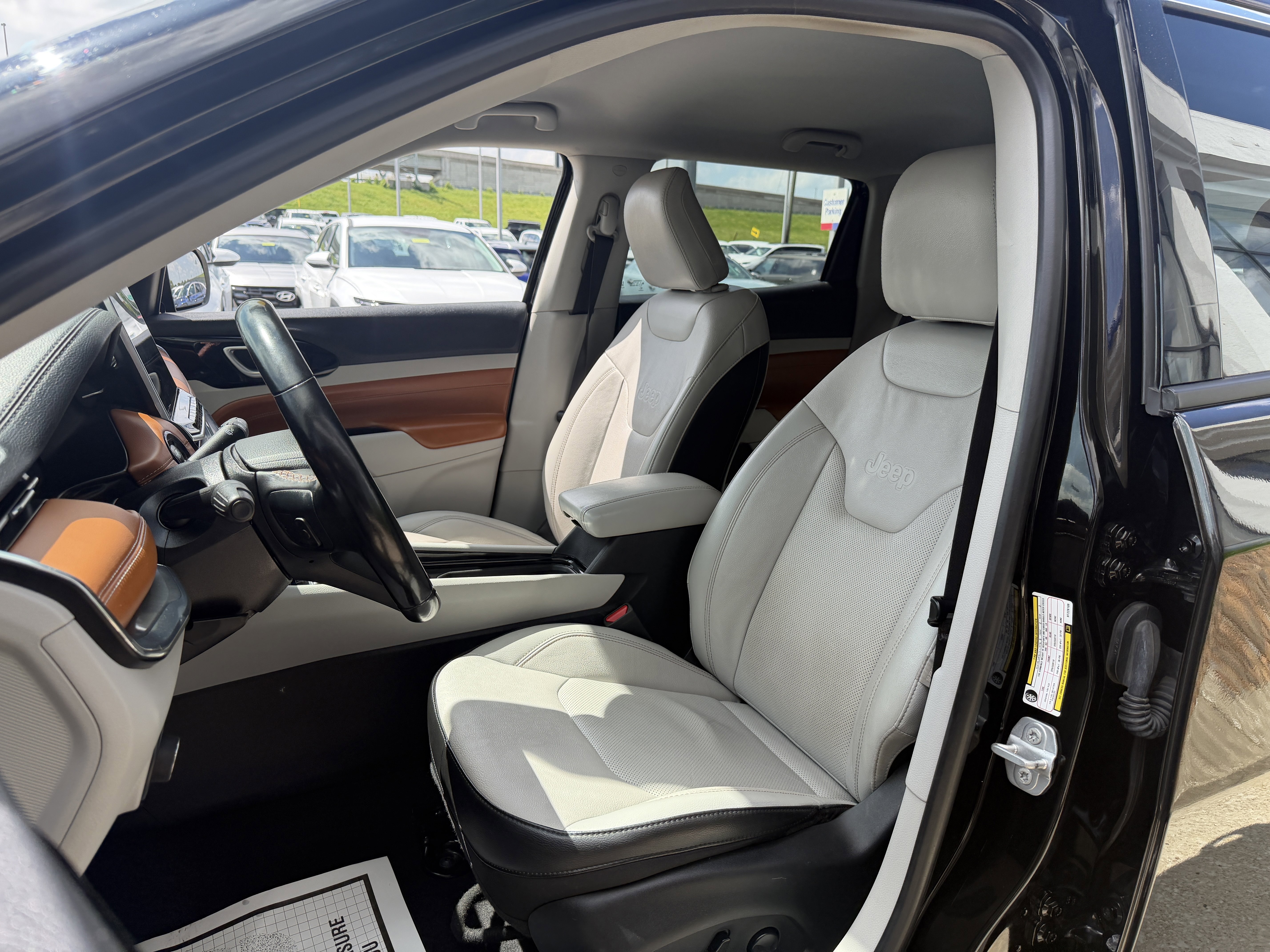 Used 2022 Diamond Black Crystal Pearlcoat Jeep Limited image 32
