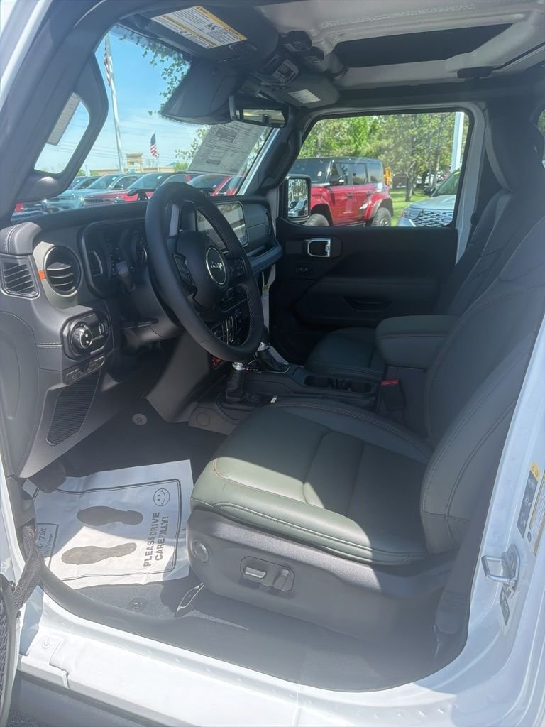 New 2026 Bright White Clear-Coat Exterior Paint Jeep Mojave X image 12