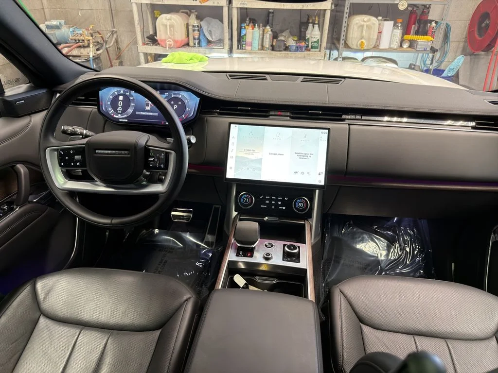 Used 2023 White Land Rover SE image 30