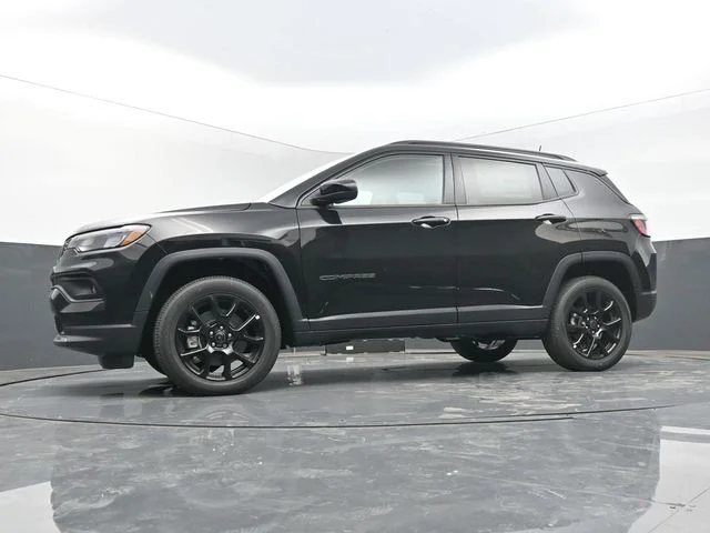 New 2026 Diamond Black Crystal Pearl-Coat Exterior Paint Jeep Latitude image 43