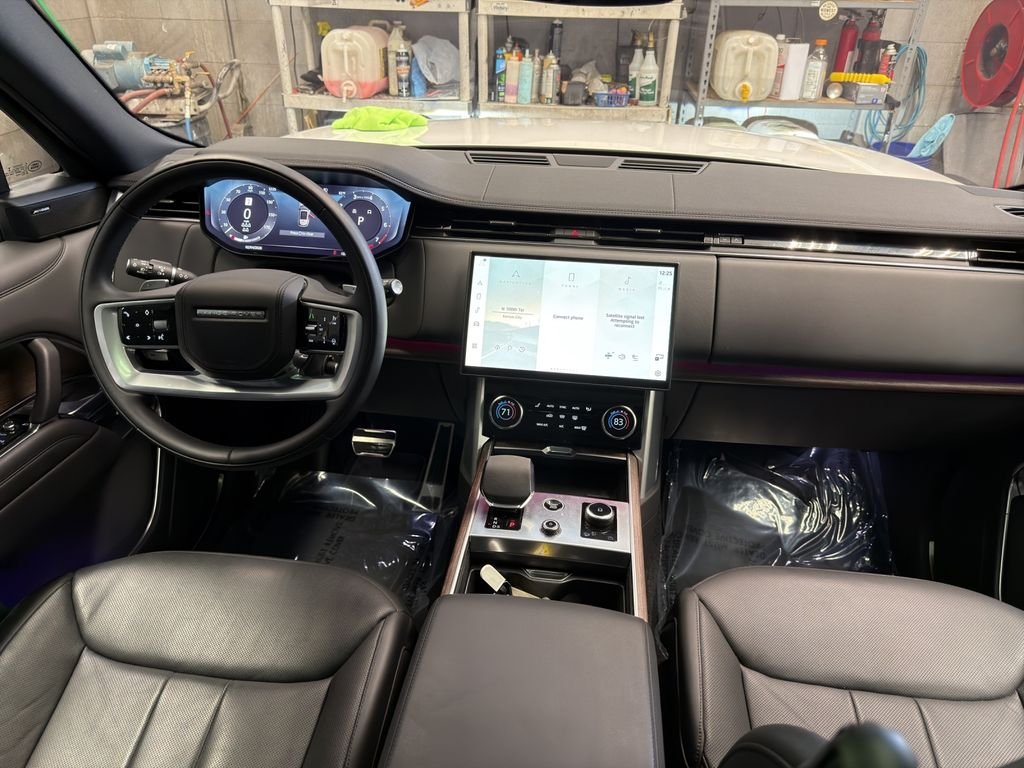 Used 2023 White Land Rover SE image 30