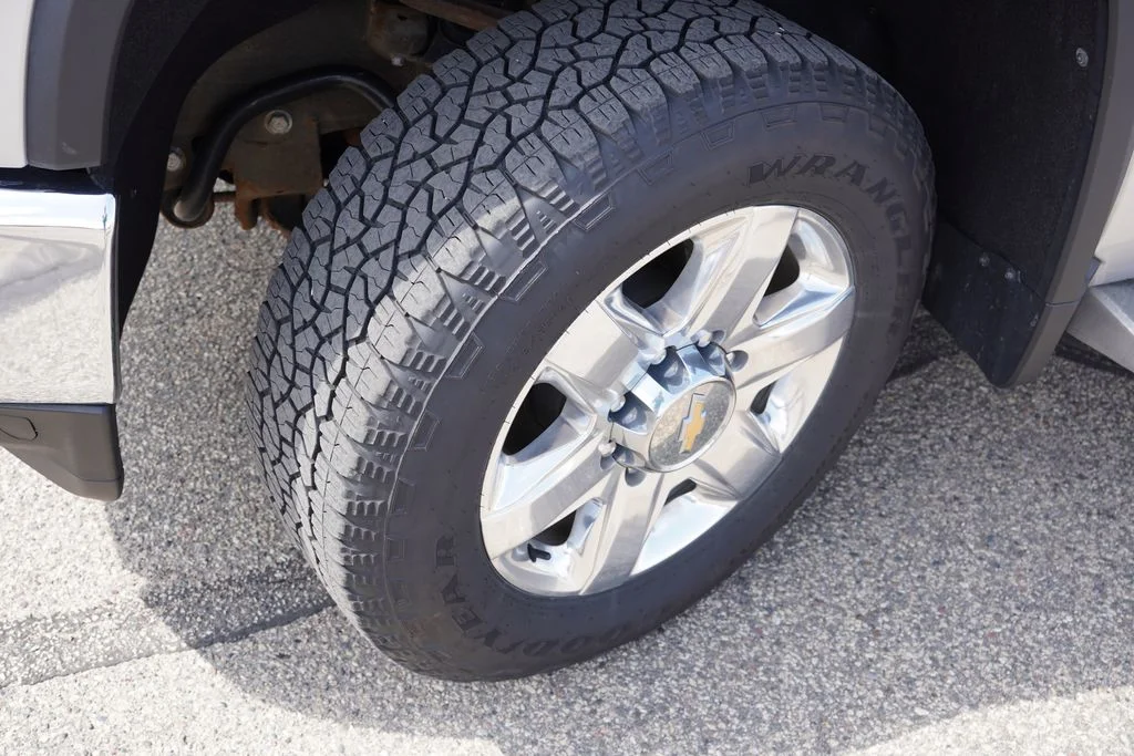 Used 2022 Silver Ice Metallic Chevrolet LTZ image 13
