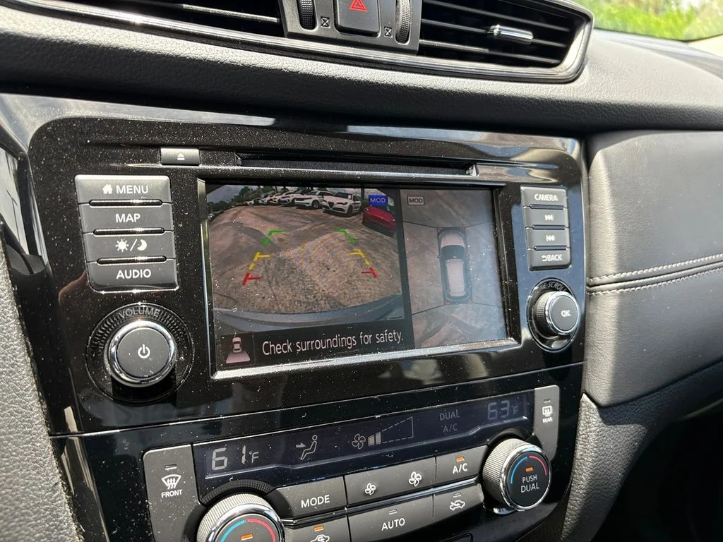 Used 2018 Silver Nissan SL image 4