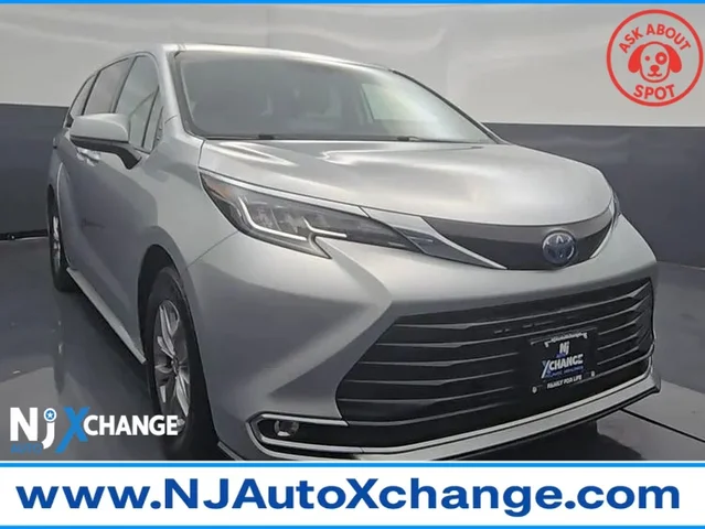 2022 Toyota Sienna XLE Minivan 4D