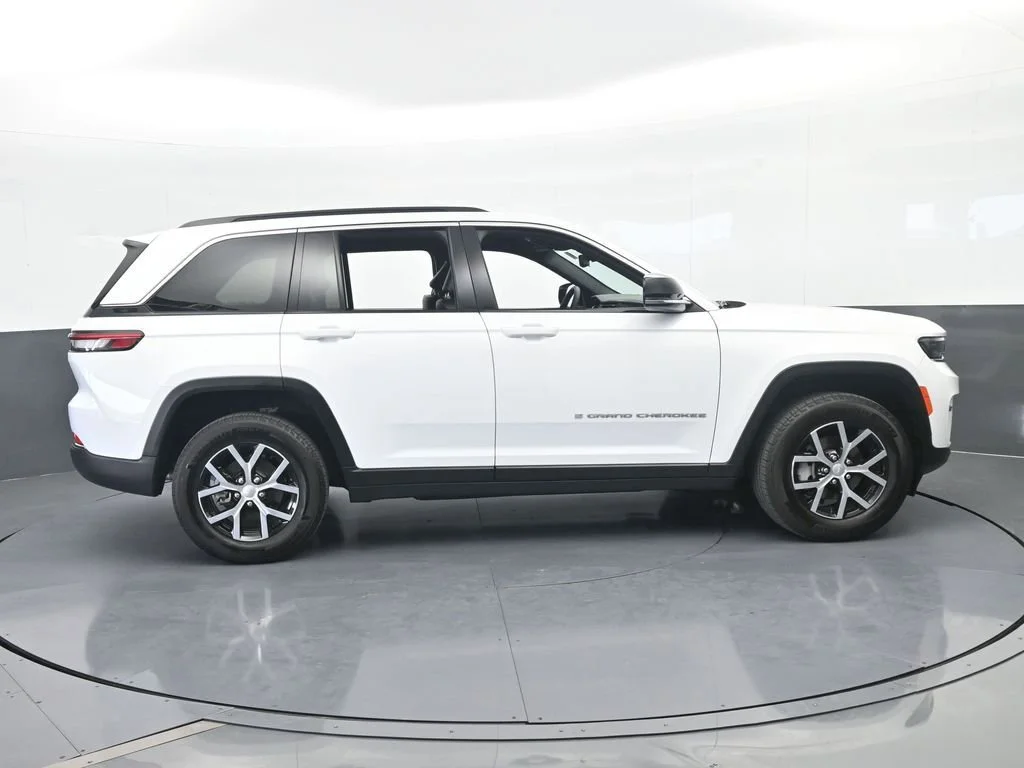 Used 2024 White Jeep Limited image 7
