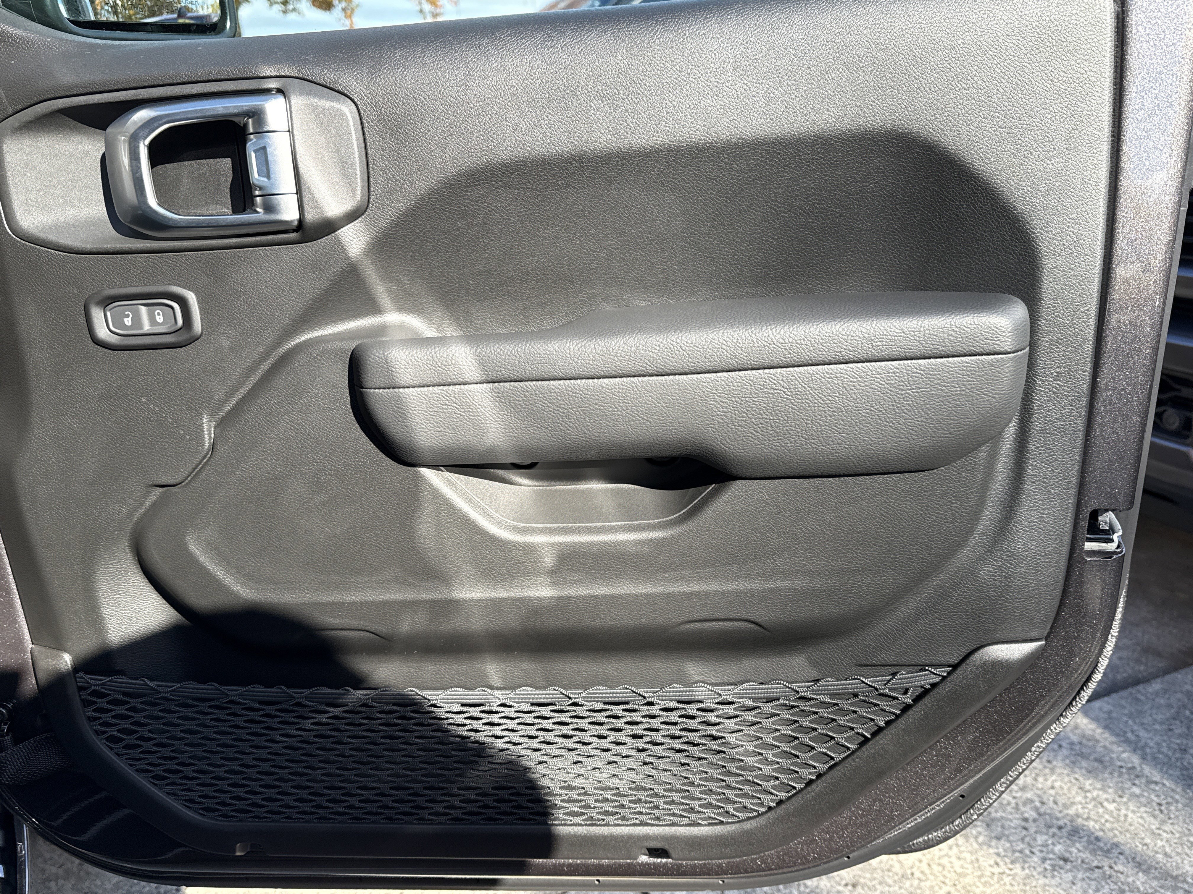 New 2026 Granite Crystal Metallic Clearcoat Jeep Sport S image 16