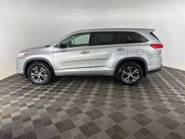 Used 2018 Silver Toyota LE image 10