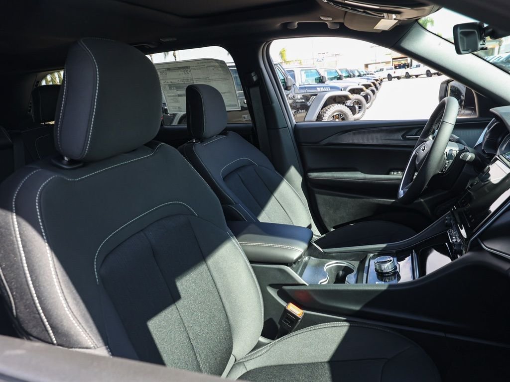 New 2026 Bright White Clear-Coat Exterior Paint Jeep Laredo X image 20