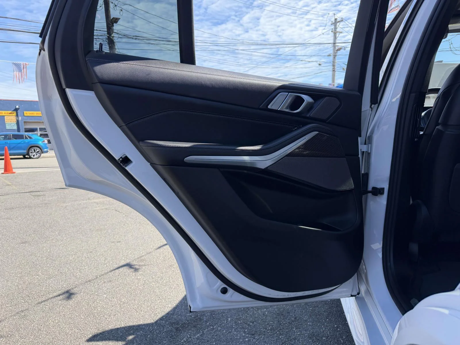 Used 2026 White BMW M60i image 22