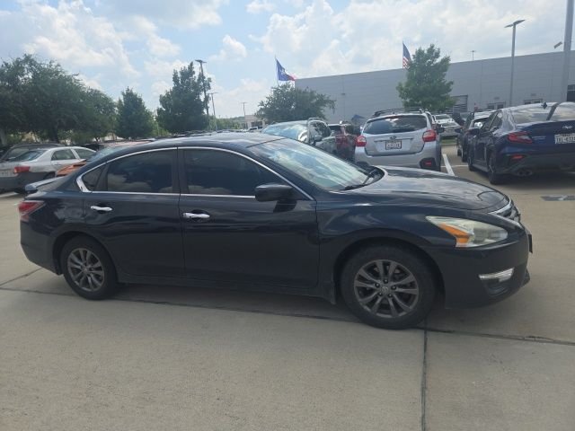 Used 2015  Nissan 2.5 S image 2