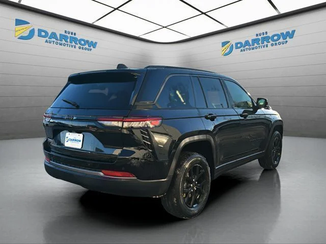 New 2026 Diamond Black Crystal Pearl-Coat Exterior Paint Jeep Laredo image 6