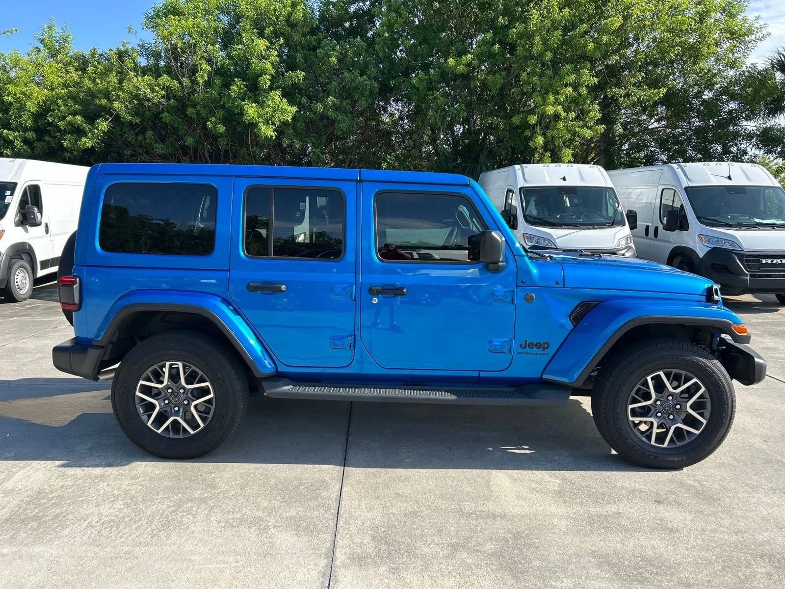 Used 2025 Blue Pearl Jeep Sahara image 6