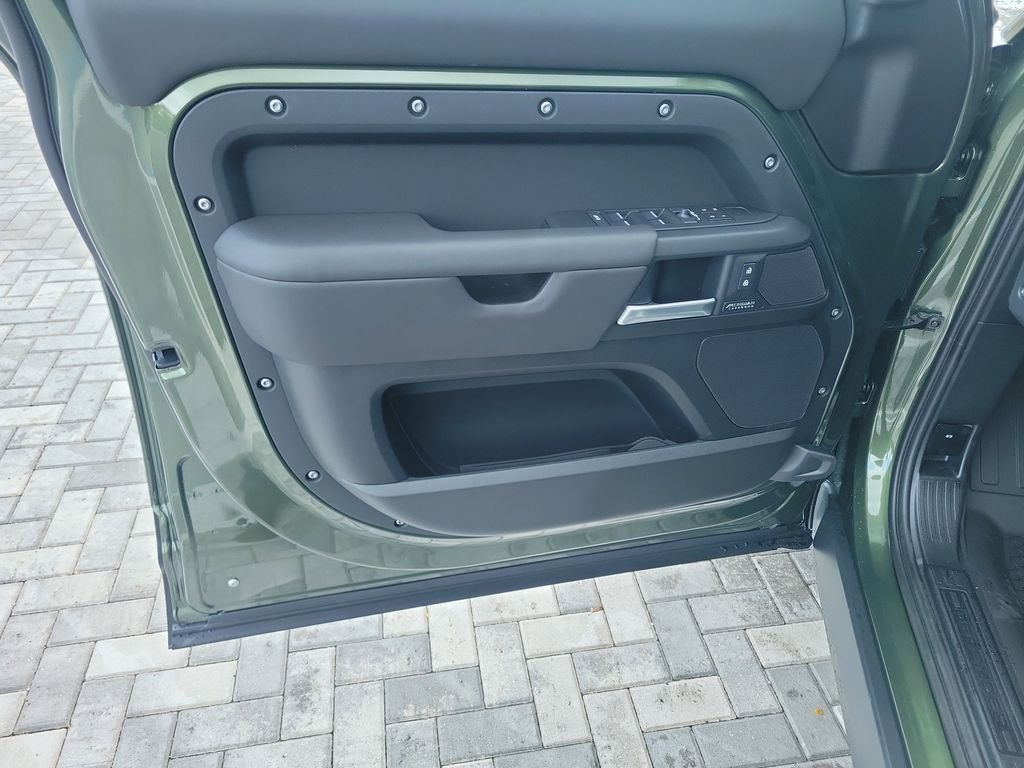 New 2026 Woolstone Green LAND ROVER X-Dynamic SE image 22