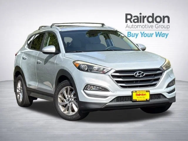 Used 2017 Molten Silver Hyundai SE image 1