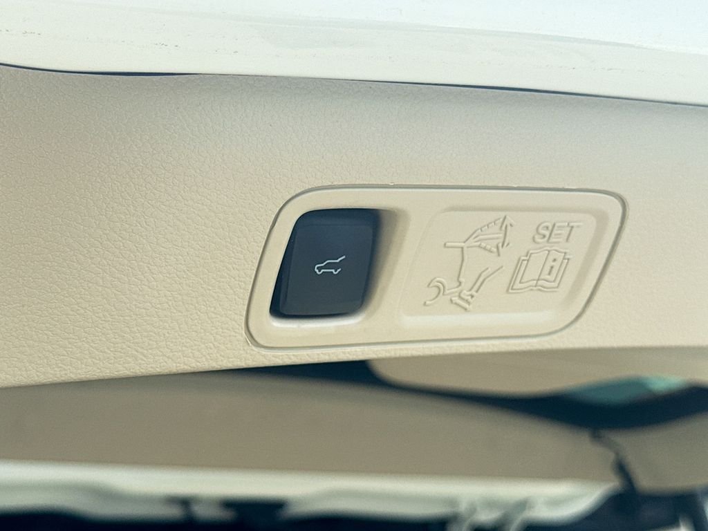 Used 2020 White Lincoln Reserve image 34