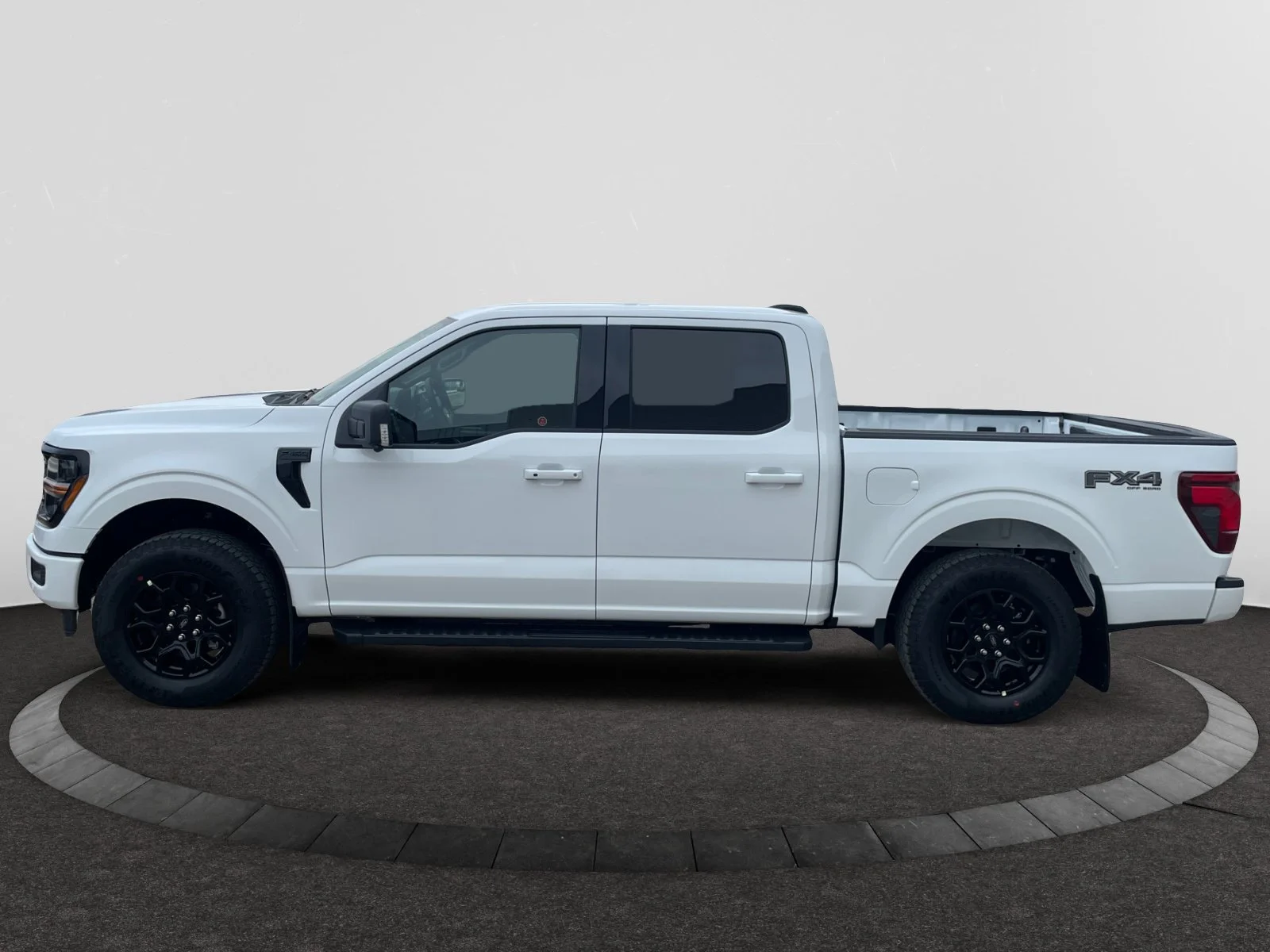 New 2026 Oxford White Ford XLT image 2